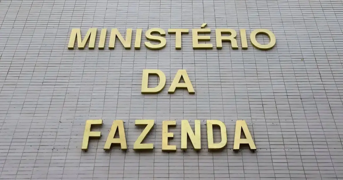 Governo Lula estuda cobrar contribuição de empresas para conter pejotização, diz ministro da Fazenda