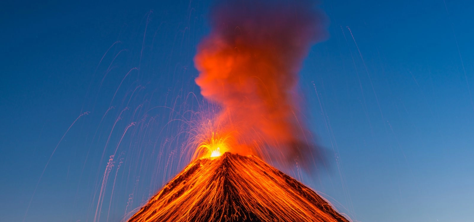 Vulcão entra em erupção e provoca o cancelamento de 300 voos na Indonésia