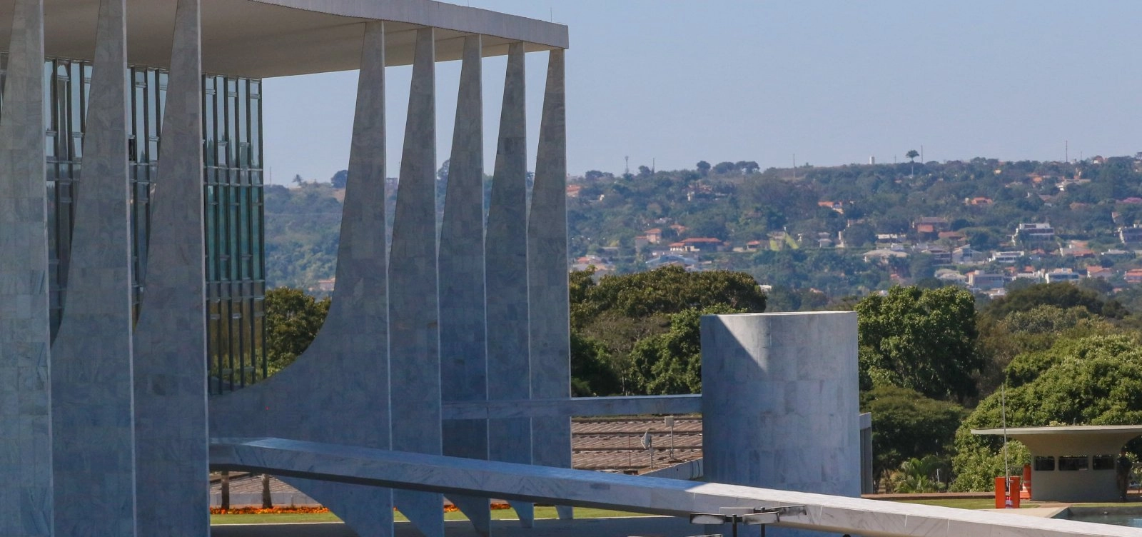 Palácio do Planalto terá grades instaladas durante sessão extraordinária do STF nessa terça