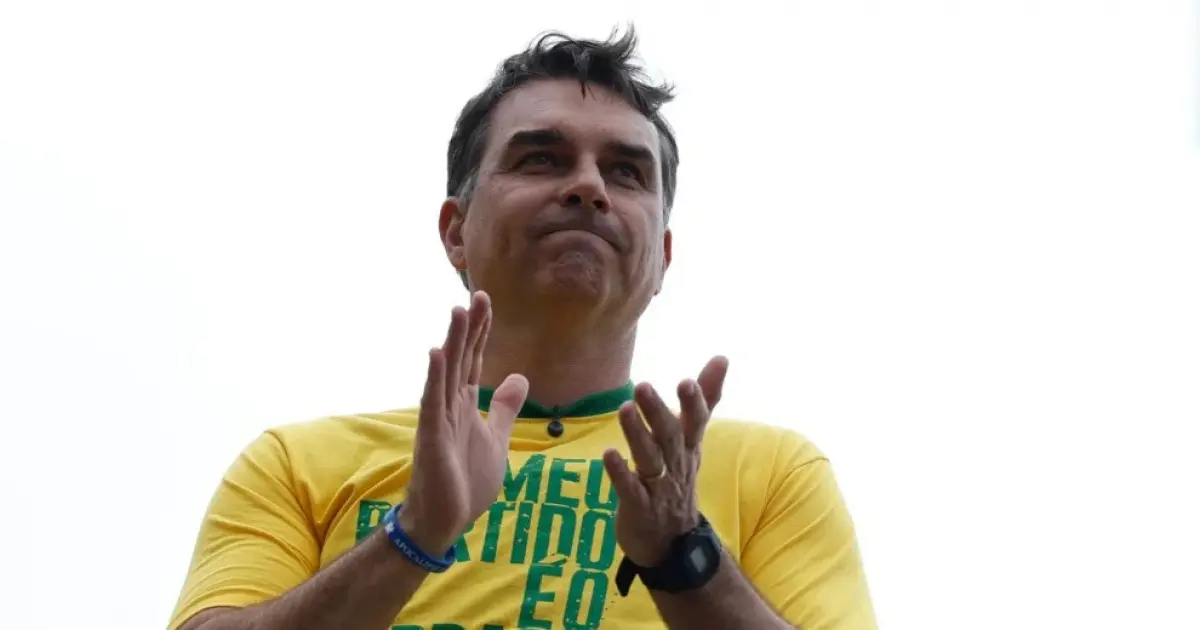 Flávio Bolsonaro diz que Lula tenta comprar os pobres e aumentou Bolsa Família por desespero