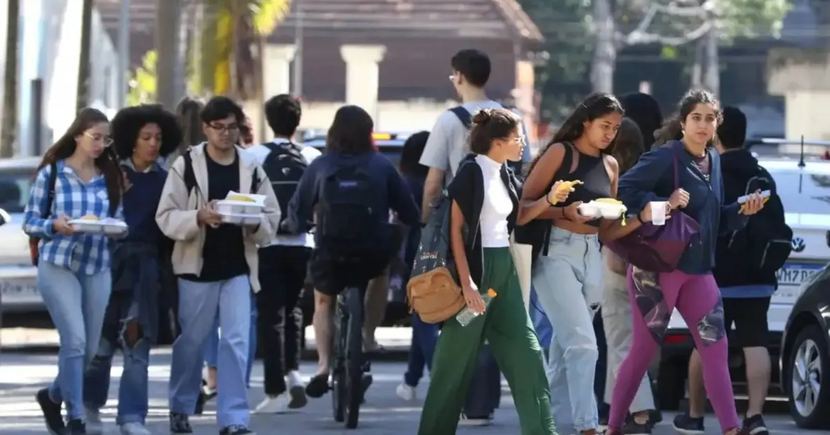 Melhora do nível educacional e recuperação do mercado elevam renda e emprego entre jovens