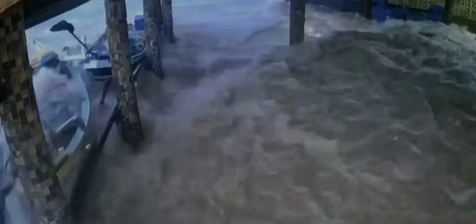 Tsunami meteorológico assusta moradores e invade áreas no litoral de Santa Catarina