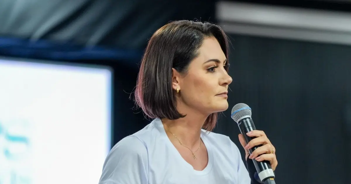 Michelle Bolsonaro é internada em Brasília para tratar quadro de enxaqueca dois dias antes de debate