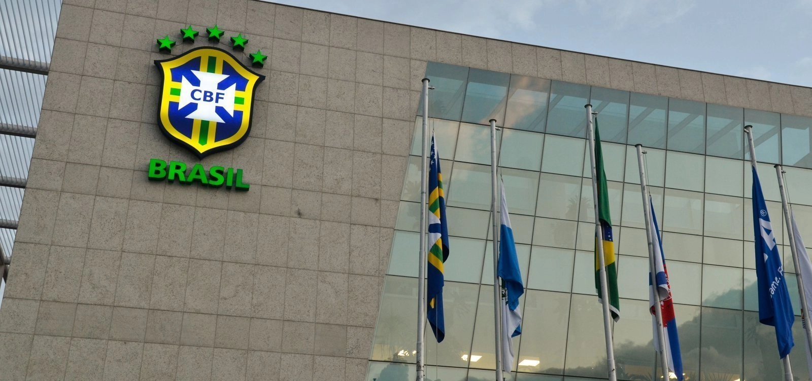 Nova reunião entre CBF e clubes brasileiros discute fim do limite de jogos para transferência e criação de "equipes B"