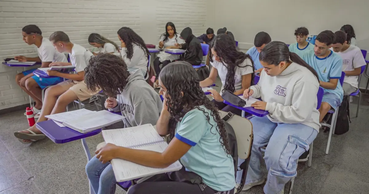 No Brasil, jovens entram no ensino médio, mas 1 em cada 5 não conclui a etapa