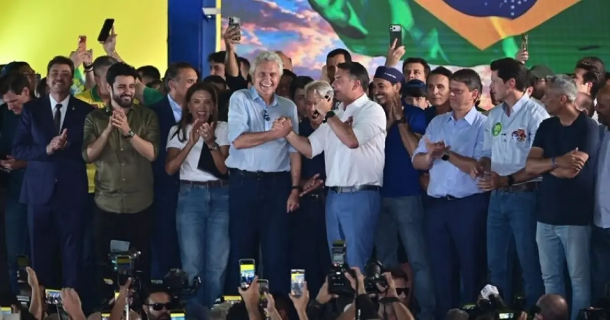 Após Flávio falar em "mudar a Constituição", assunto explode nas redes com fortes críticas ao candidato