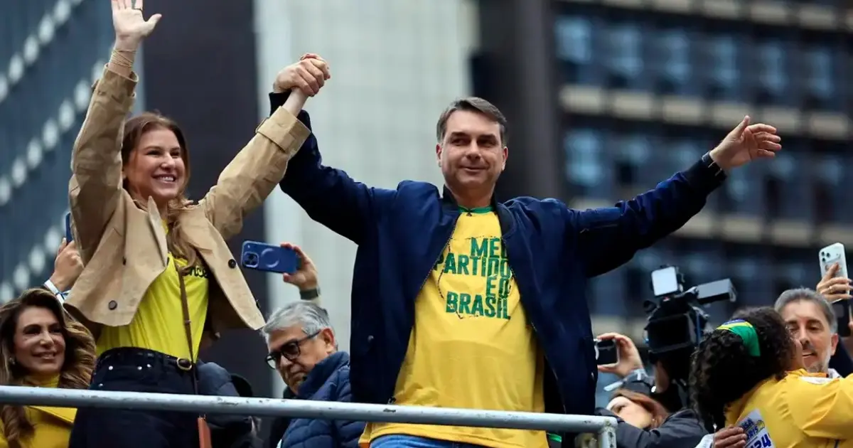 Em ato de campanha, Flávio promete que Jair Bolsonaro colocará faixa presidencial nele no dia da posse