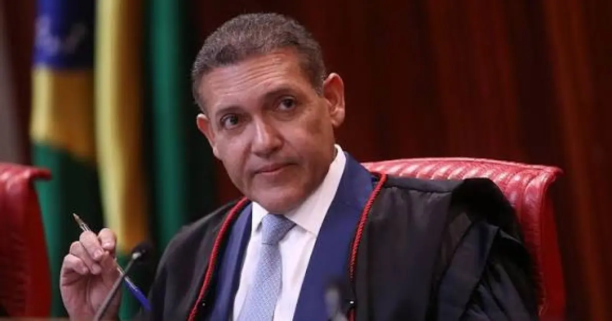 PT pode pedir suspeição de Nunes Marques por favorecimento a Flávio Bolsonaro