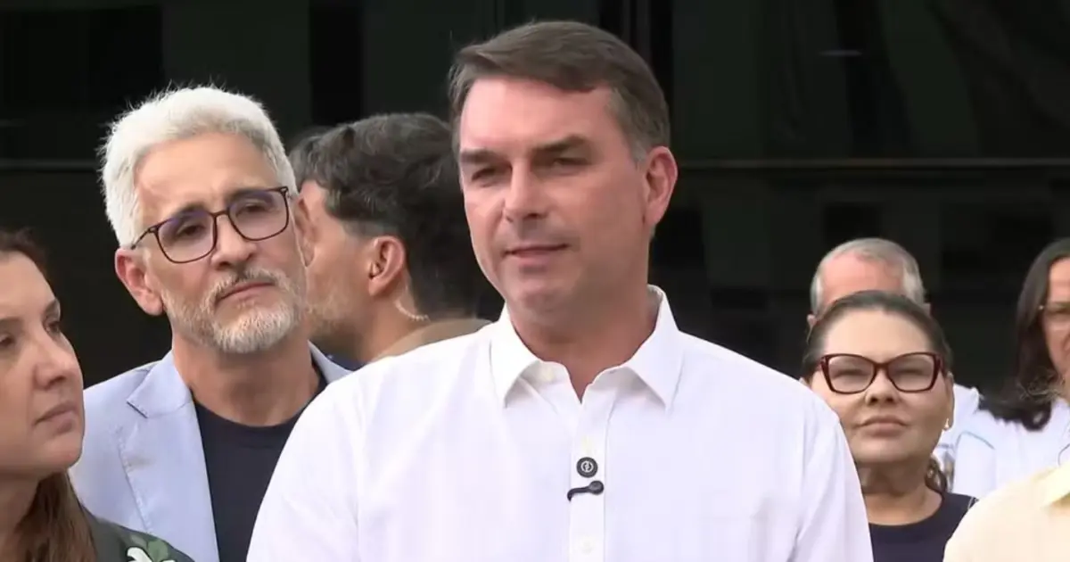 Flávio Bolsonaro diz que vai votar a favor do fim da escala 6x1