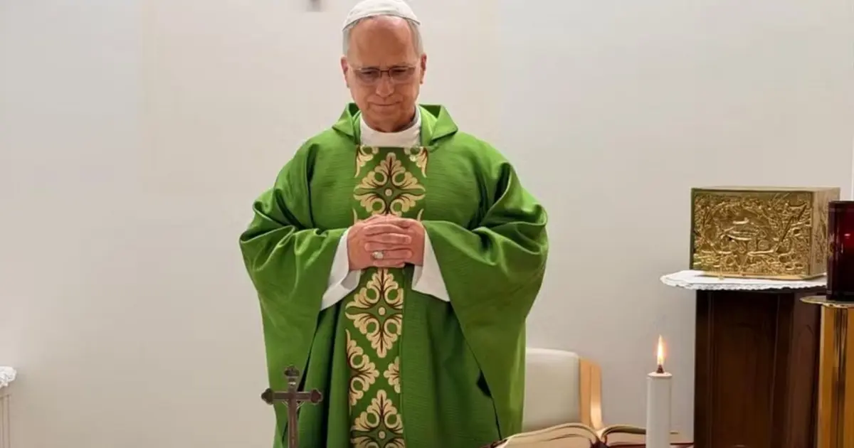 Papa Leão XIV recebe alta hospitalar após cirurgia bem-sucedida no pulmão