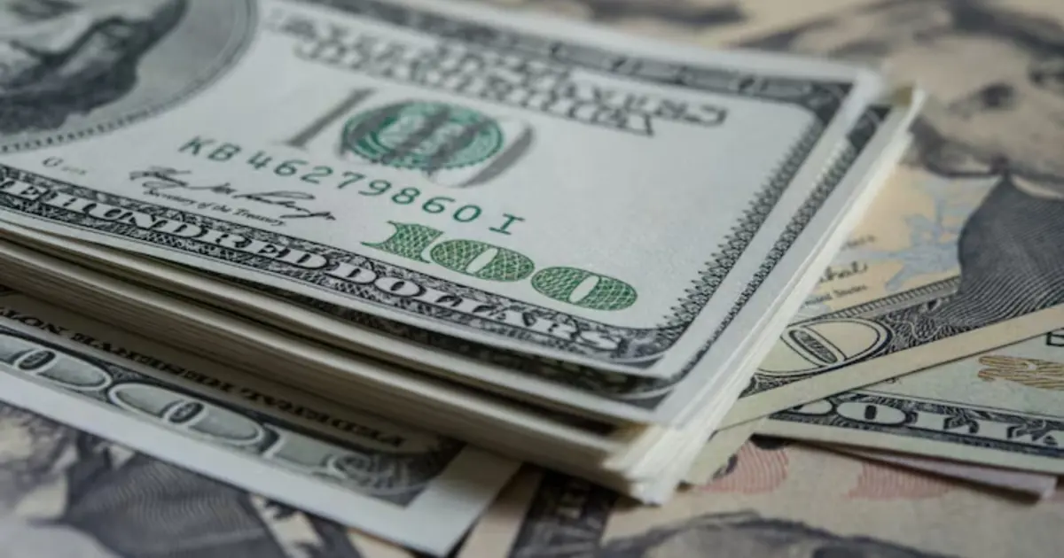 Dólar cai e Bolsa avança com pesquisa eleitoral no radar a uma semana do segundo turno