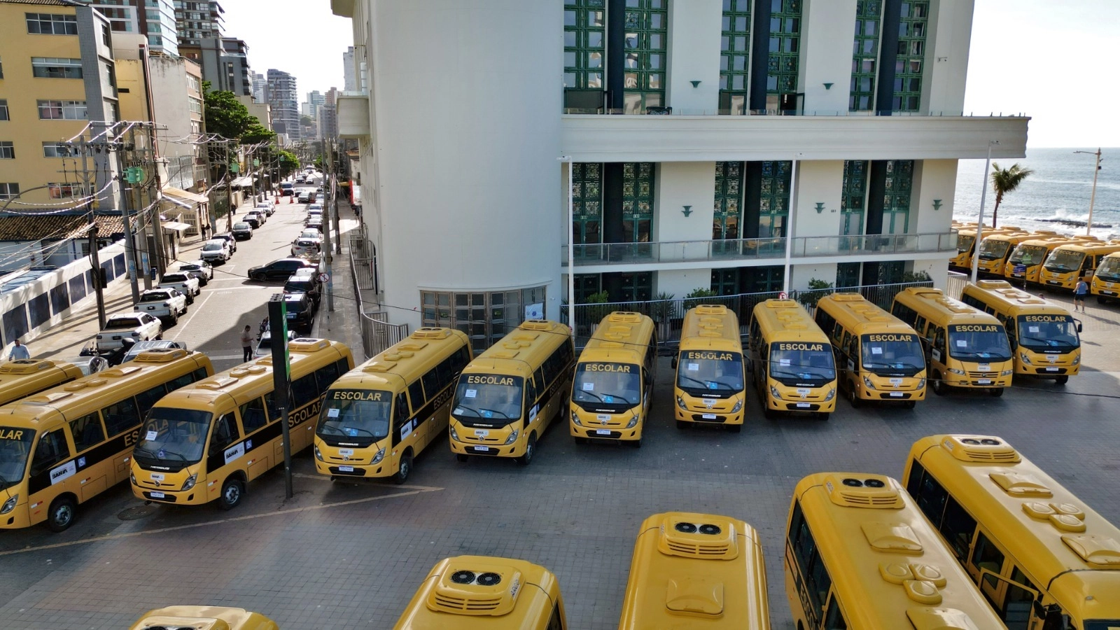 Jerônimo Rodrigues entrega 101 ônibus escolares rurais para ampliar transporte de estudantes em municípios baianos