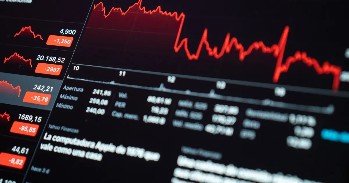 Bolsa despenca 14% após vitória de Lula e dólar dispara com alta de juros