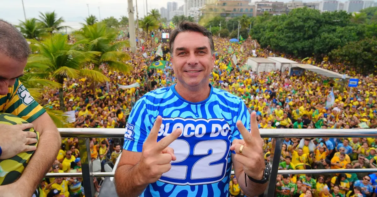 Flávio Bolsonaro nega fraqueza após deixar o país e defende nova eleição antes de 2030