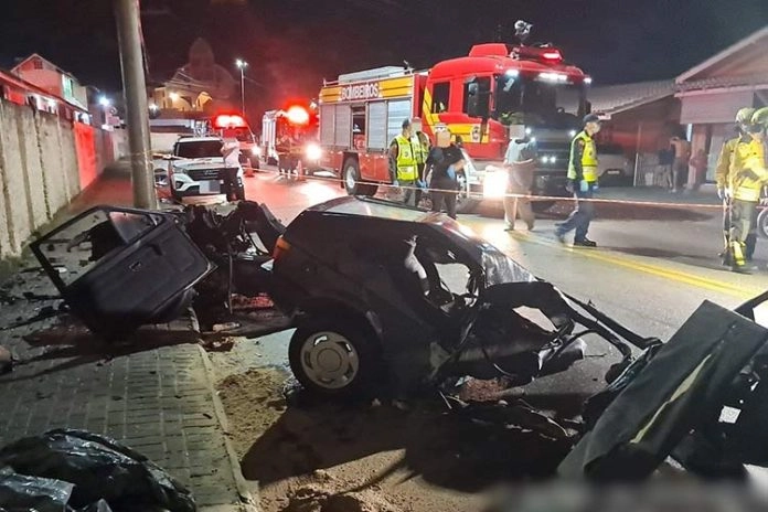 Homem morre e dois ficam feridos após carro bater em poste e se partir ao meio em Brusque
