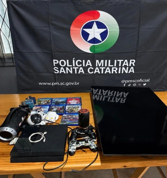 PM recupera objetos furtados de residência e prende suspeito em Timbó