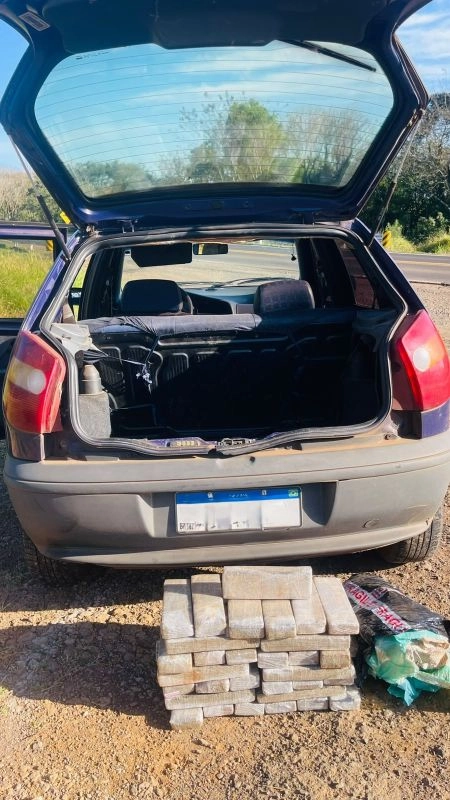 Polícia Militar apreende 28 quilos de maconha em veículo em Dionísio Cerqueira