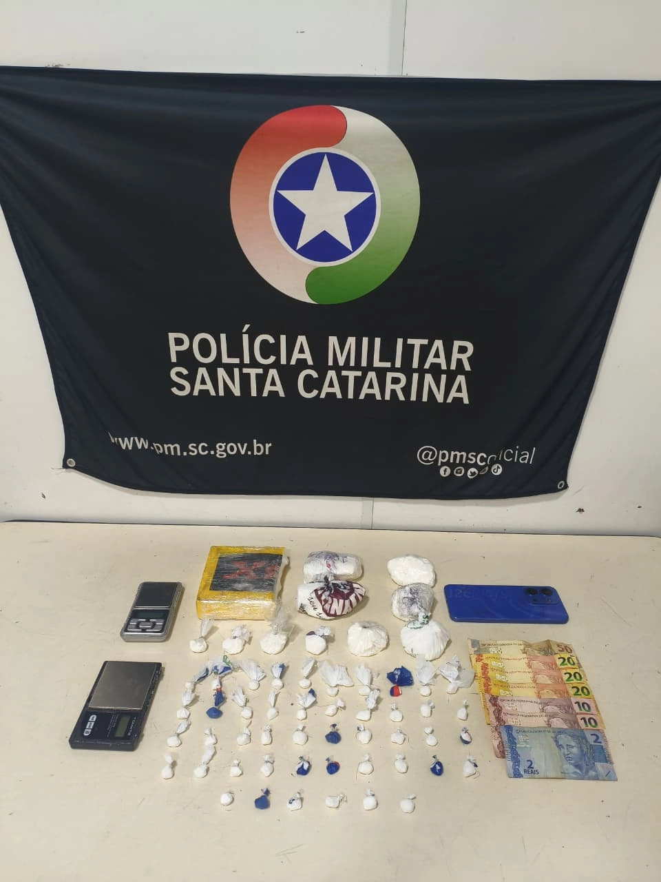 Homem é preso com quase 1 kg de cocaína em operação da PM em Blumenau