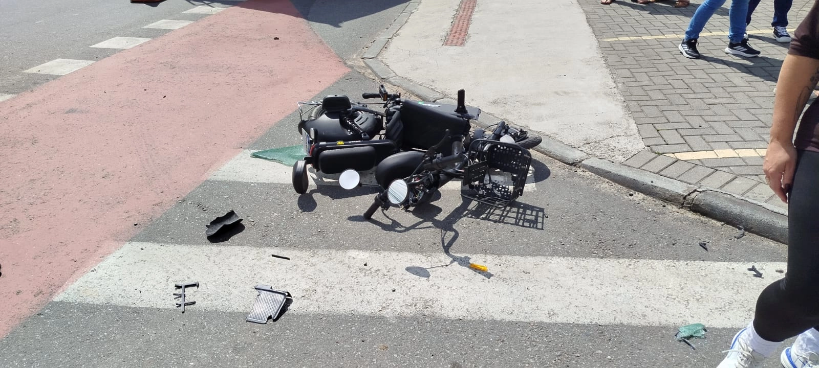 Acidente envolvendo dois carros e um veículo autopropelido deixa três pessoas feridas em Pomerode