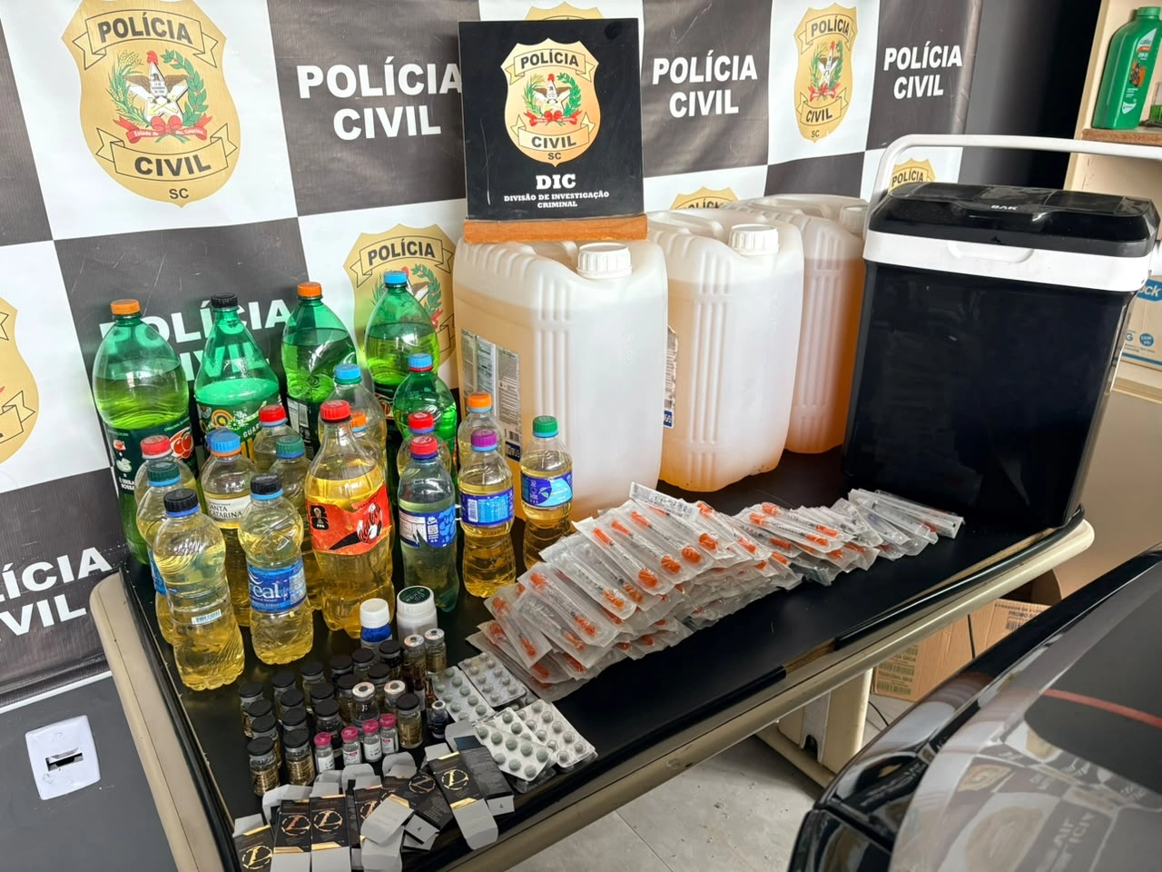 Homem é preso em Indaial suspeito de vender ilegalmente agrotóxicos, anabolizantes e medicamentos