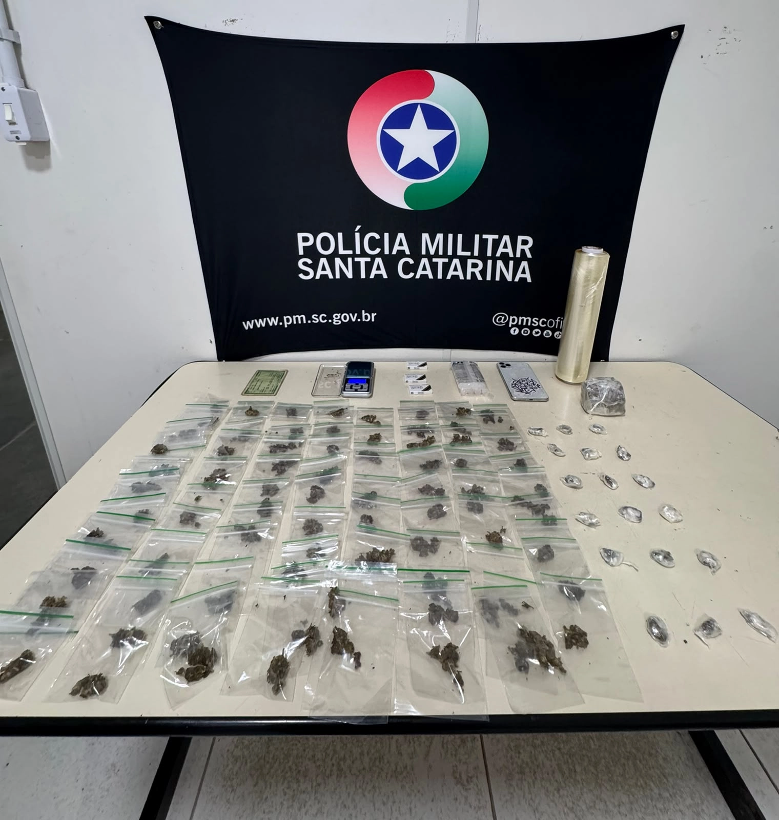 Adolescente de 17 anos é apreendido por tráfico de drogas em Blumenau