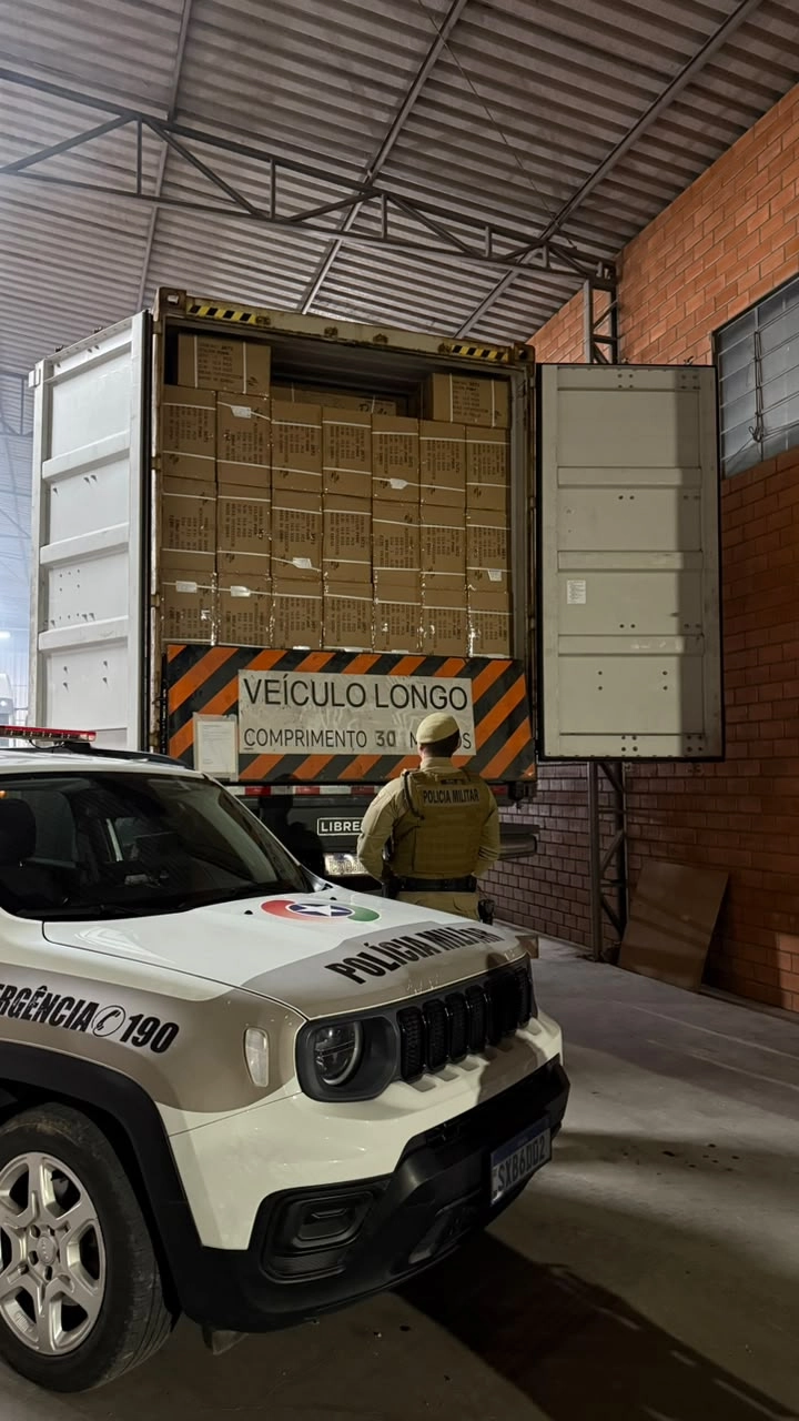 PM, PRF e DEIC localizam carreta furtada com carga roubada em oficina de Rio Negrinho