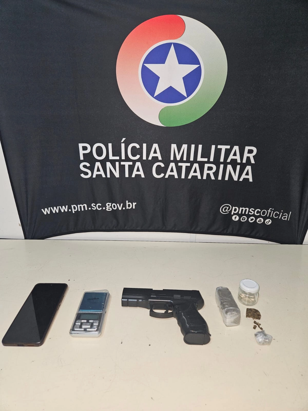 Homem é preso por suspeita de tráfico de drogas em Blumenau