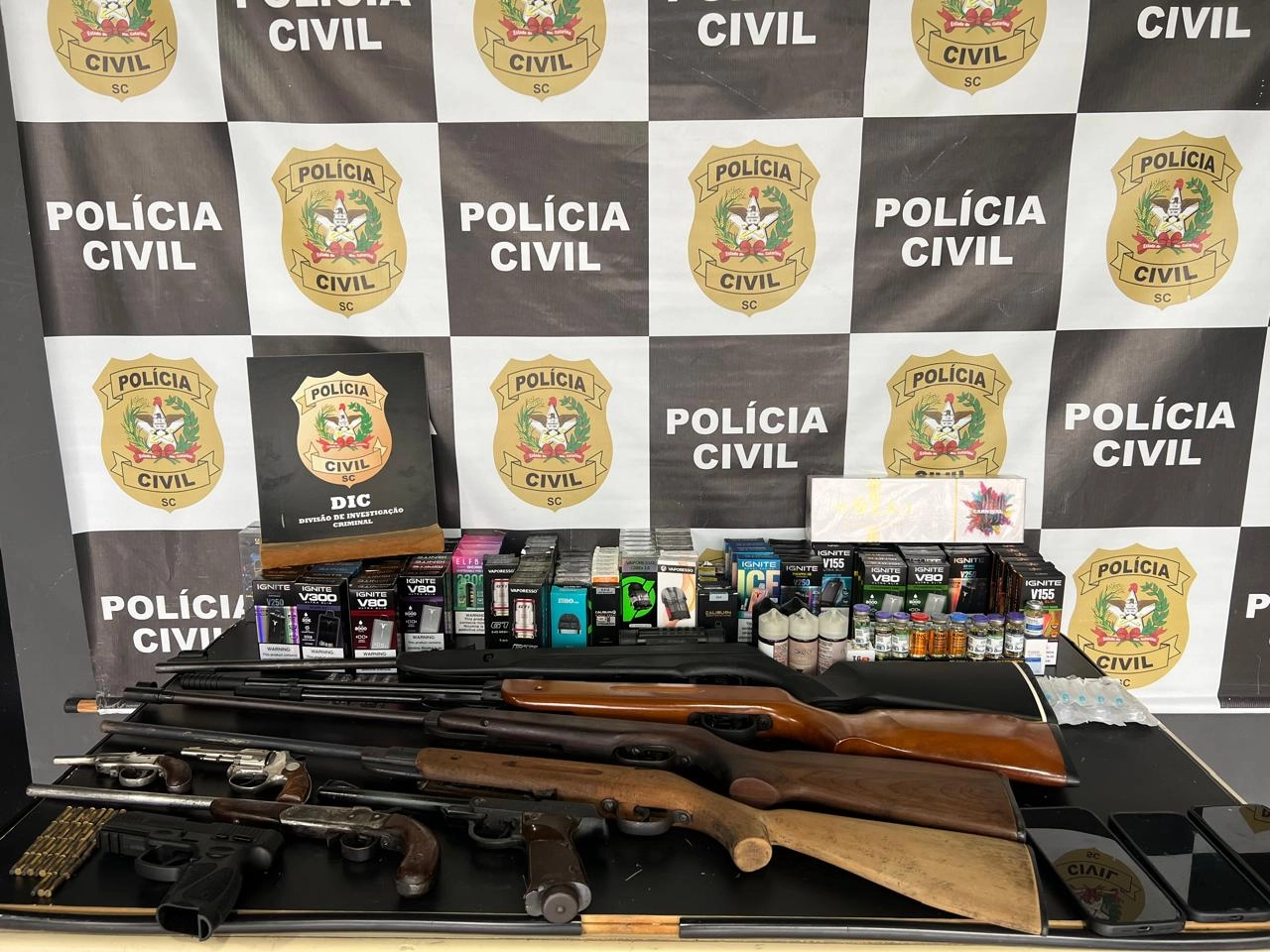Polícia Civil cumpre três mandados e prende investigado em Blumenau
