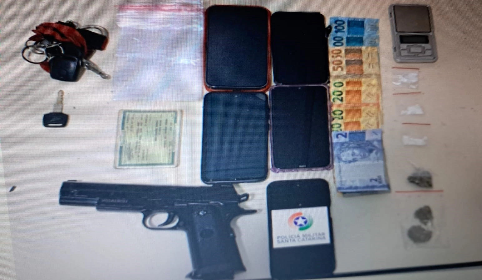Adolescente é apreendido e dois homens são presos por suspeita de tráfico de drogas