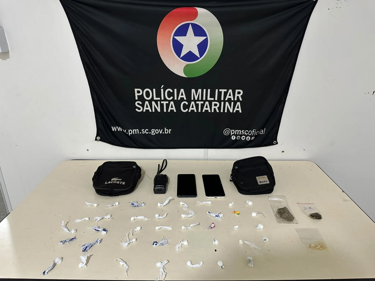 Homem é preso e dois adolescentes são apreendidos por tráfico de drogas