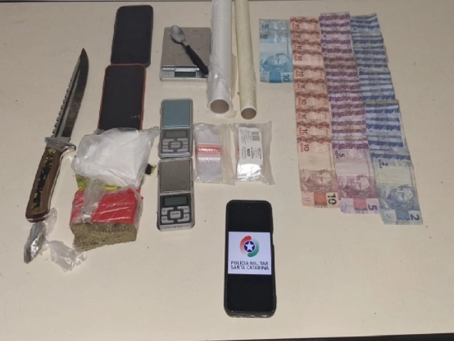 Operação policial apreende drogas, balanças e dinheiro em Gaspar
