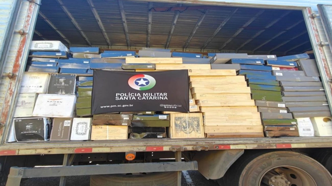 Ação conjunta da PM e PMRv apreende 9 mil garrafas de vinho contrabandeado em Porto União