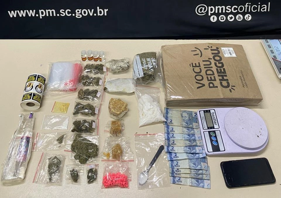 Dupla é detida por tráfico de drogas no sistema tele entrega, em Brusque
