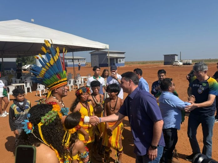 Medeiros leva Flávio Bolsonaro a aldeia Parecis e se reúne com lideranças indígenas em Campo Novo