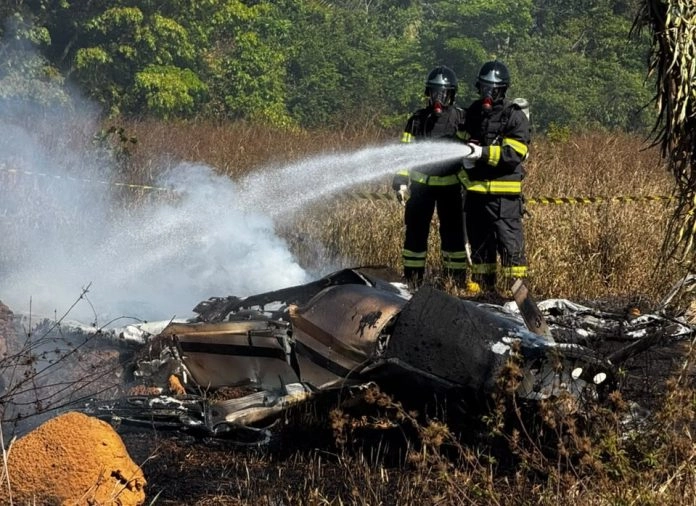 Avião que caiu e matou três em Água Boa não tinha registro na aviação brasileira, aponta investigação