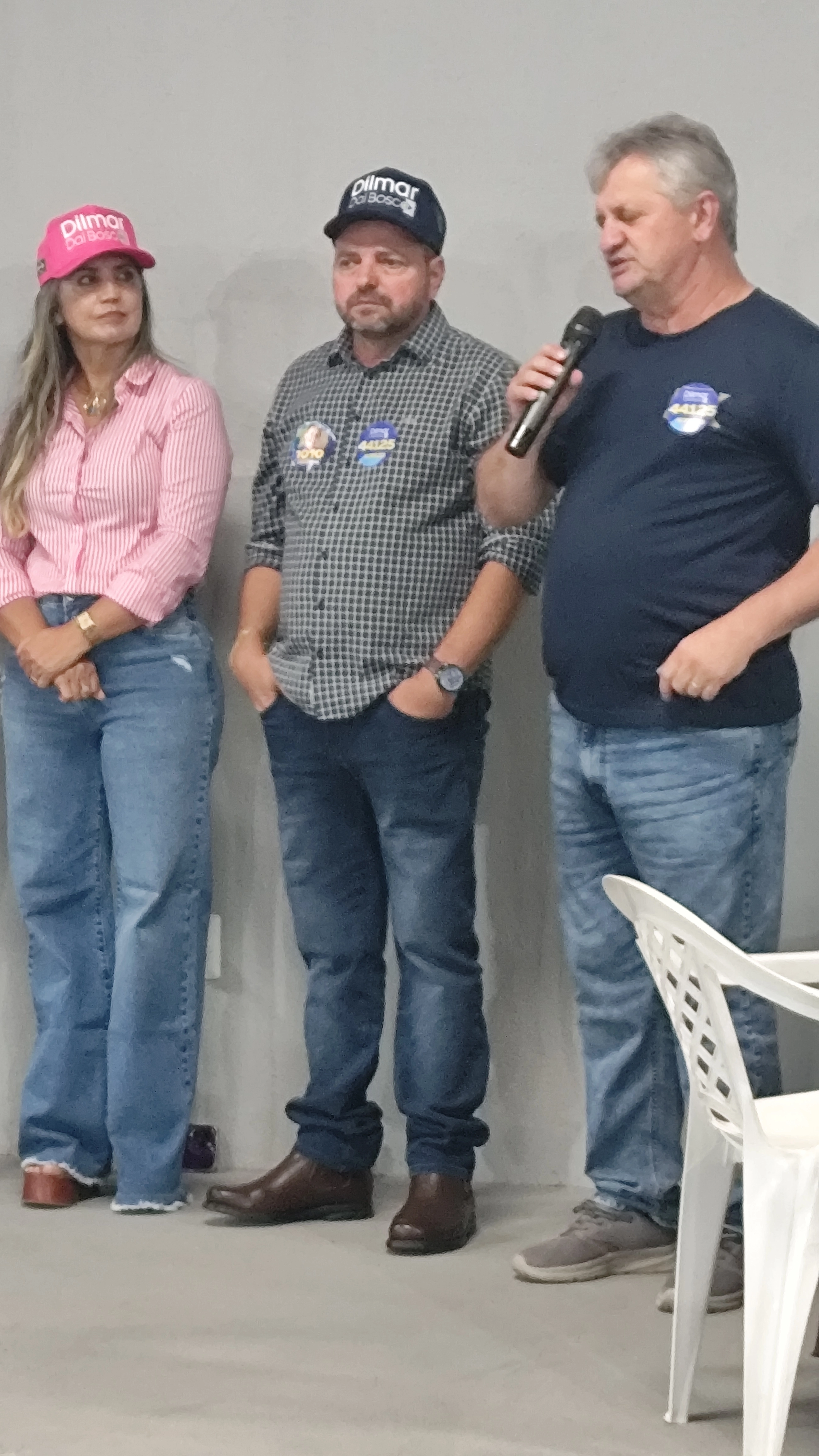 Emoção e União: Primeira-dama e Secretária Lila de Paula se emociona durante discurso de Dilmar Dalbosco em reunião política em Nova Bandeirantes