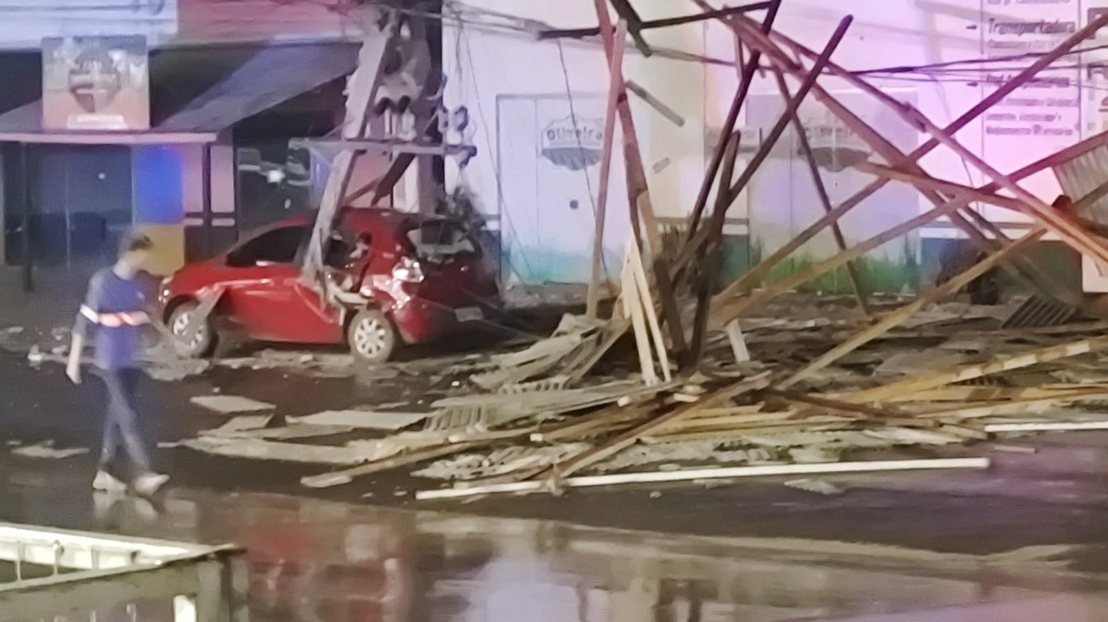 Temporal com fortes ventos causa estragos e prejuízos no centro de Nova Bandeirantes