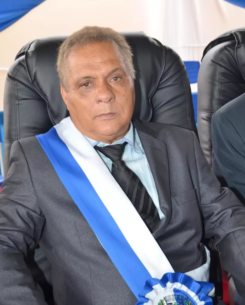 Ex-prefeito Valdir Rio Branco se manifesta nas redes sociais sobre investigações e incêndio na Prefeitura