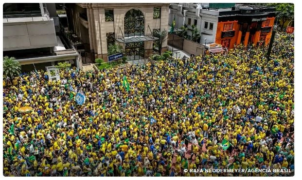 Campanha de Flávio Bolsonaro realiza manifestação na Paulista