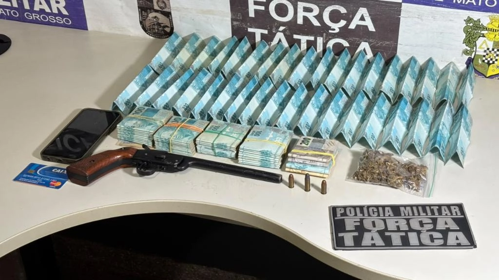 PM prende suspeito por furto de telhas termoacústicas e apreende arma de fogo e R$ 54,6 mil