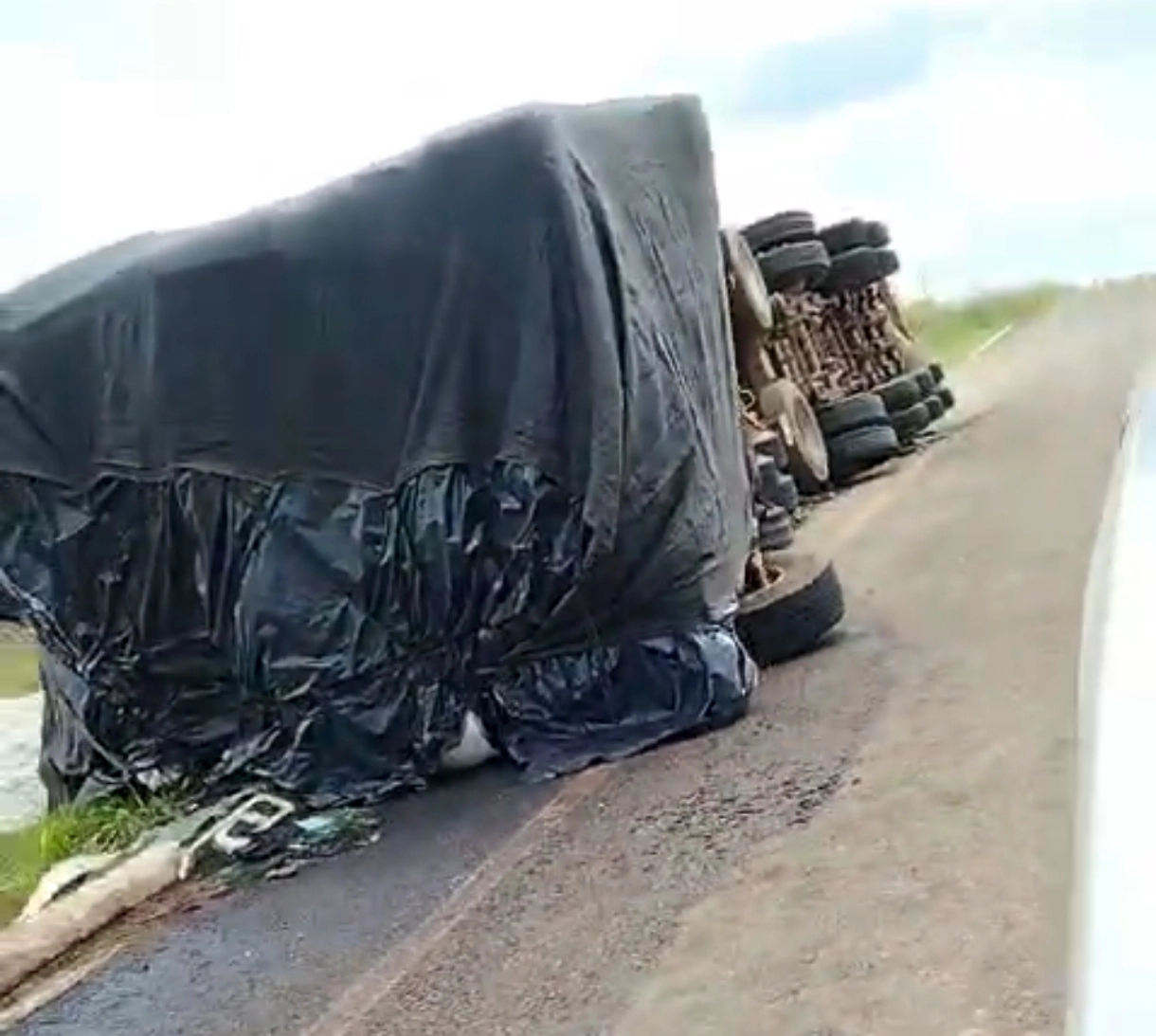 Carreta perde o controle e tomba na MT-208, próximo a Nova Monte Verde