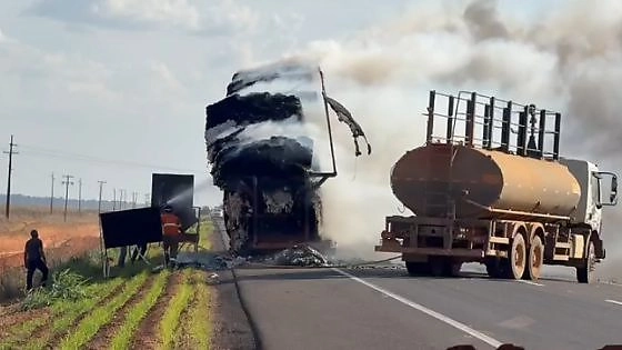 Carreta com carga de algodão pega fogo após encostar em fio de alta tensão na BR-163