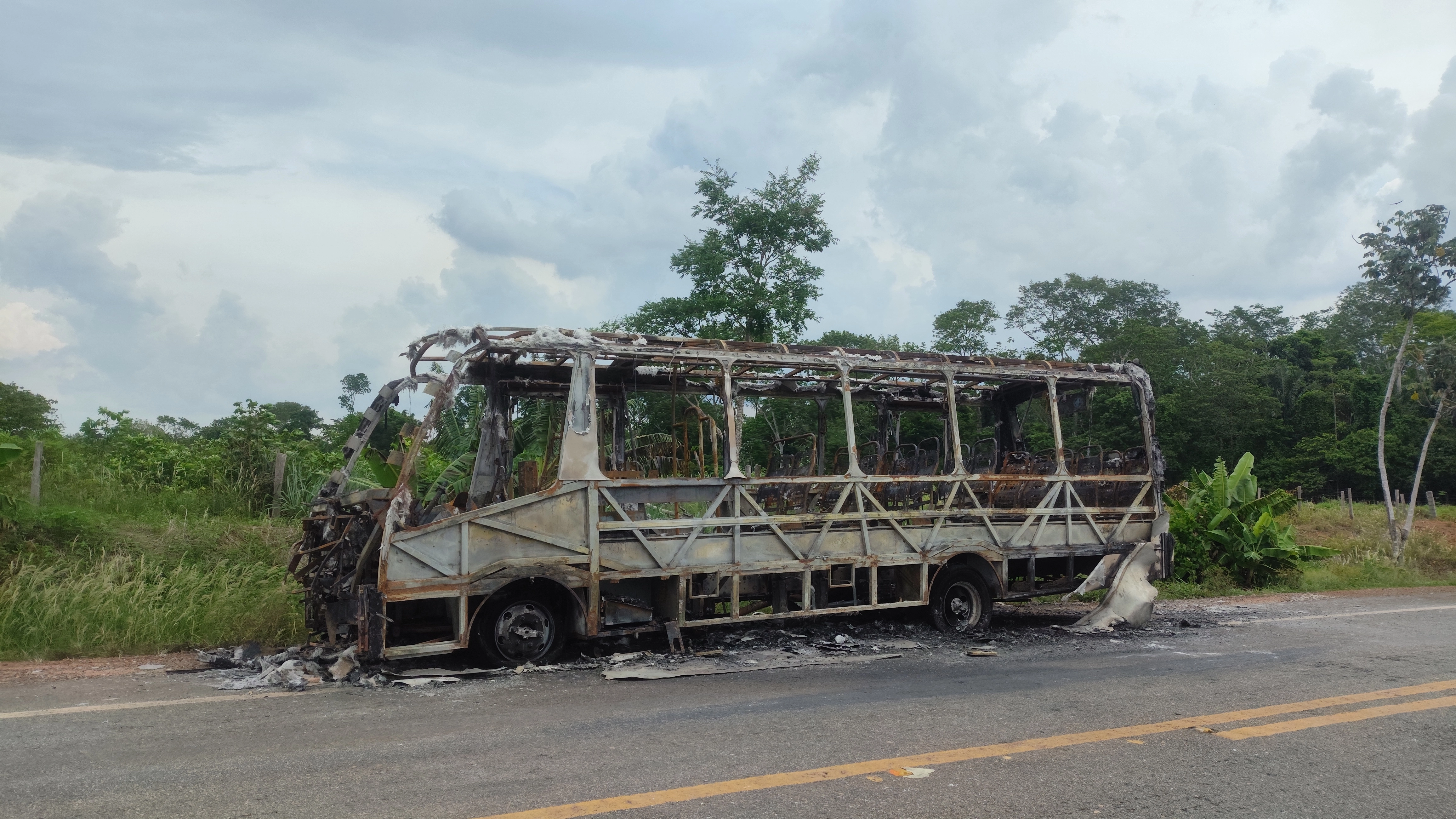 Incêndio de Grandes Proporções Destrói Micro-Ônibus na MT-208
