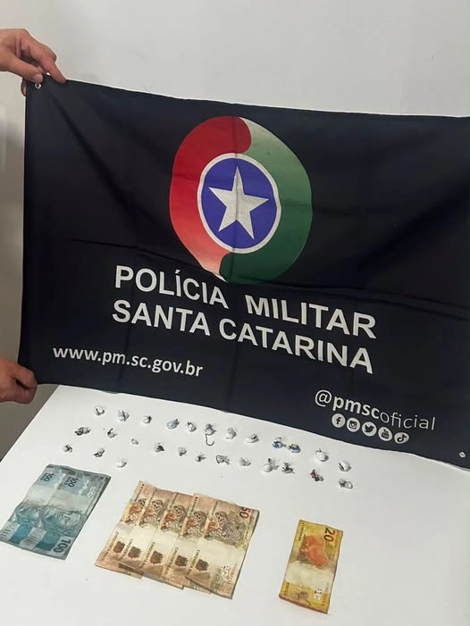 Polícia Militar prende homem por tráfico de drogas e aprende crack e dinheiro em Tijucas