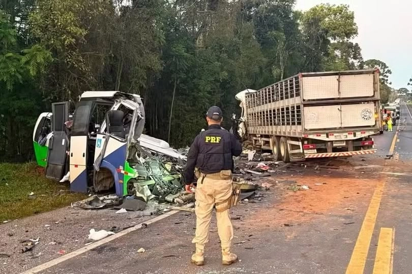 Tragédia no Paraná: acidente entre micro-ônibus da Secretaria de Saúde e caminhão deixa 23 mortos