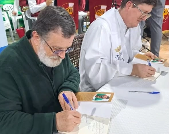 Comunidade de São Roque homenageia autores de livro sobre os 130 anos do Oratório