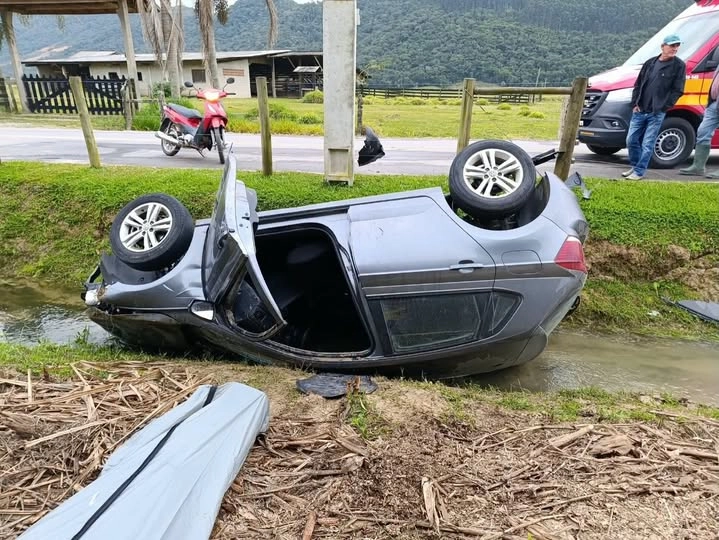 Homem morre após carro sair da pista e capotar em córrego em Tijucas