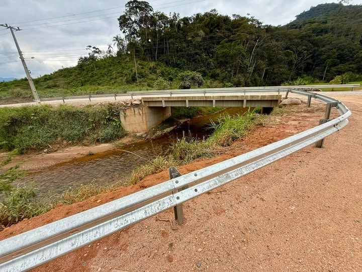 Prefeitura de São João Batista conclui instalação de defensas metálicas em pontes do interior