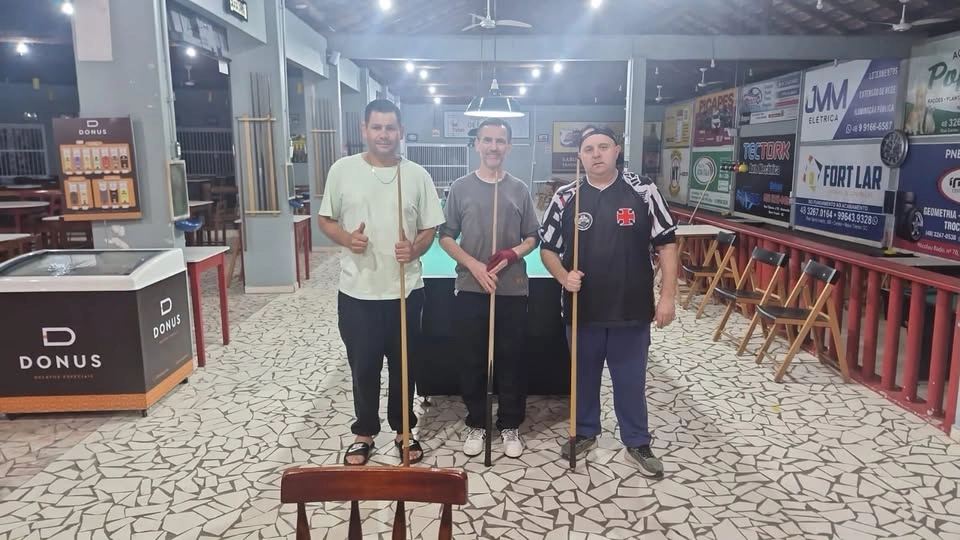 Torneio de sinuca reúne participantes no Bar do Pinho
