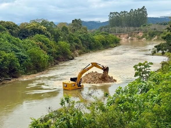 Prefeitura de São João Batista inicia desassoreamento do Rio Tijucas